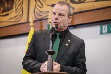 Pedro Longo registra votos de pesar, cobra pagamento a servidores e pede festas sem fogos com estampido