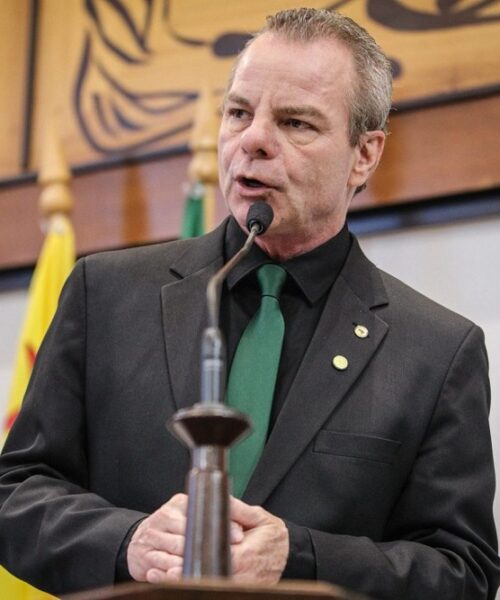 Pedro Longo registra votos de pesar, cobra pagamento a servidores e pede festas sem fogos com estampido