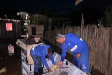 Prefeitura de Rio Branco remove famílias atingidas pela cheia do Rio Acre no bairro Ayrton Senna