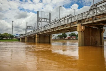 Rio Acre apresenta queda, mas permanece acima da cota de transbordamento em Rio Branco