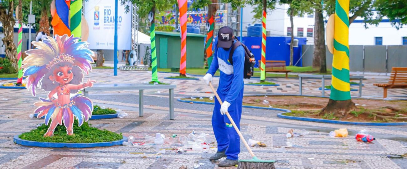 Após cinco noites de folia mais de 120 toneladas de resíduos são retiradas do Centro de Rio Branco.