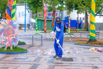 Após cinco noites de folia mais de 120 toneladas de resíduos são retiradas do Centro de Rio Branco.