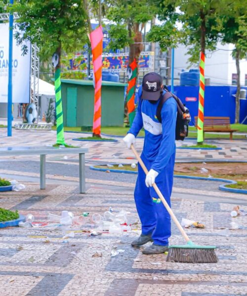 Após cinco noites de folia mais de 120 toneladas de resíduos são retiradas do Centro de Rio Branco.