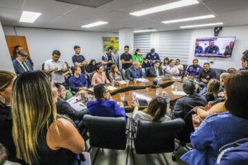 Trabalhadores criticam edital e defendem suspensão da terceirização do Hospital do Alto Acre em reunião na Aleac