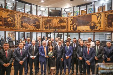 Em solenidade na Aleac, Afonso Fernandes assume presidência do Parlamento Amazônico