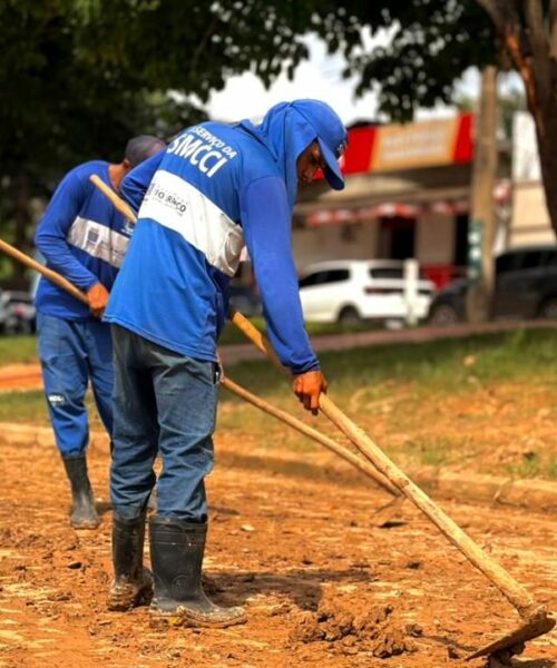 Prefeitura de Rio Branco intensifica limpeza após a vazante do Rio Acre e atua nos bairros afetados pela cheia