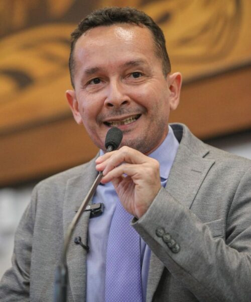 Adailton Cruz cobra valorização de servidores e critica transferência de profissionais da Policlínica do Tucumã