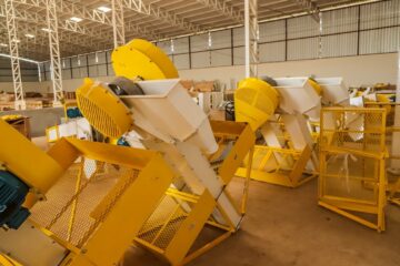 Prefeitura de Rio Branco inicia instalação de equipamentos da indústria de processamento de grãos da agricultura familiar
