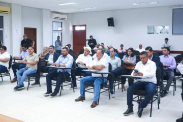 Prefeitos dos 22 municípios do Acre discutem solução conjunta para resíduos sólidos