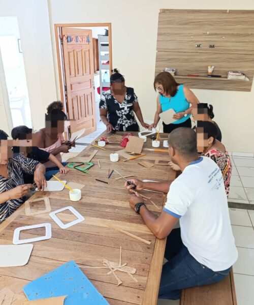 Oficina de reciclagem de papel incentiva criatividade e geração de renda entre mulheres atendidas pela APADEQ do Acre