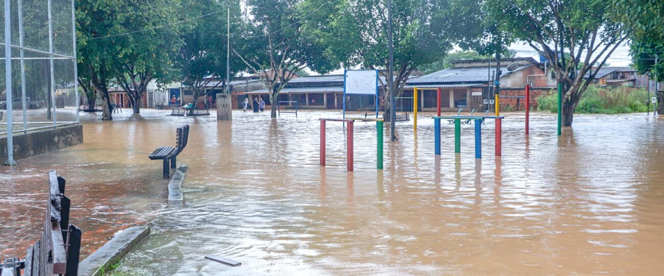 Prefeitura de Rio Branco instala gabinete de crise no bairro Plácido de Castro para atender famílias atingidas por enxurrada