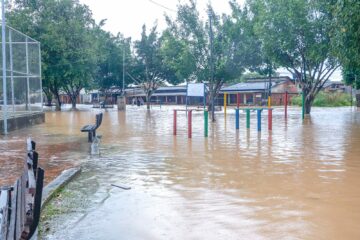 Prefeitura de Rio Branco instala gabinete de crise no bairro Plácido de Castro para atender famílias atingidas por enxurrada