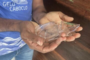 Energia solar possibilita fábrica de gelo e transforma cadeia da pesca em comunidade ribeirinha no Amazonas