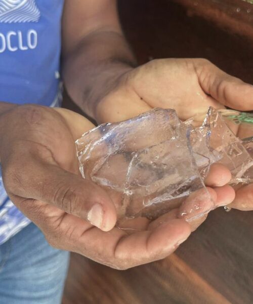 Energia solar possibilita fábrica de gelo e transforma cadeia da pesca em comunidade ribeirinha no Amazonas