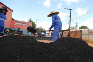 Prefeitura de Rio Branco acompanha serviços de recuperação viária em ruas da capital