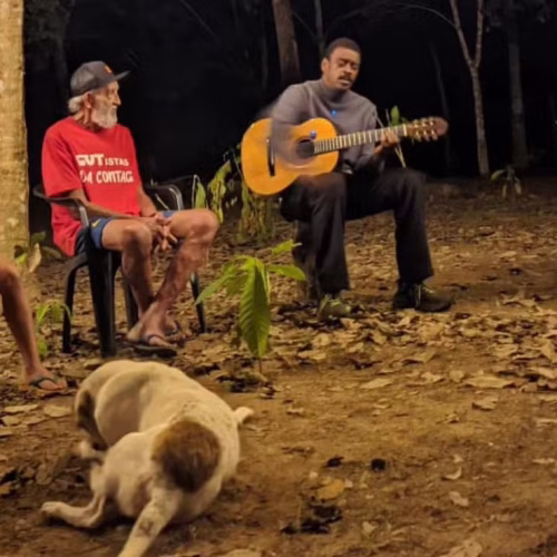Seu Jorge visita reserva ambiental no Acre e se reúne com primo de Chico Mendes