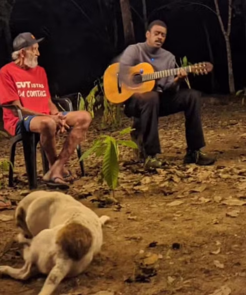 Seu Jorge visita reserva ambiental no Acre e se reúne com primo de Chico Mendes