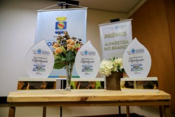 Prefeitura reconhece escolas com melhores resultados no Prêmio Alfabetiza Rio Branco