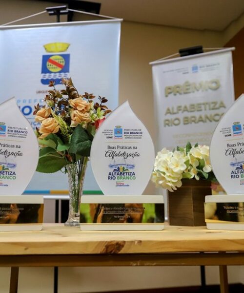 Prefeitura reconhece escolas com melhores resultados no Prêmio Alfabetiza Rio Branco