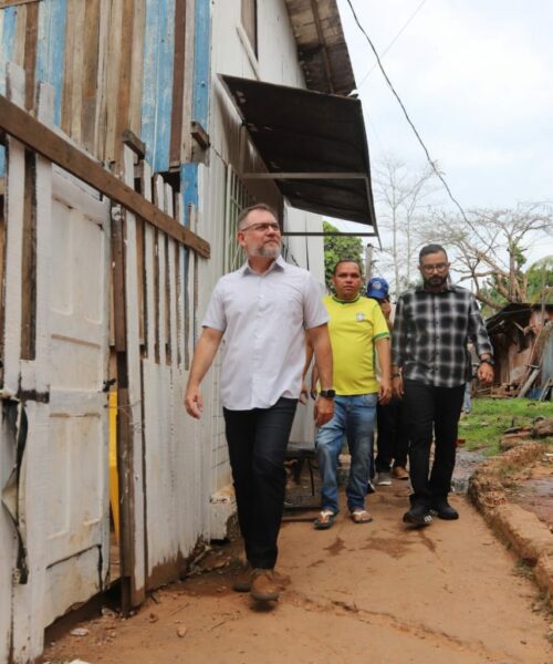 Prefeitura visita escadaria do Bairro Dom Giocondo e garante melhorias de mobilidade para moradores da região