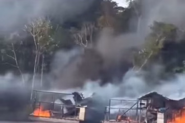 Forças federais destroem dezenas de dragas e balsas usadas no garimpo ilegal no Amazonas