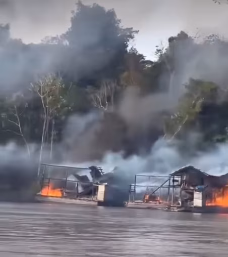 Forças federais destroem dezenas de dragas e balsas usadas no garimpo ilegal no Amazonas