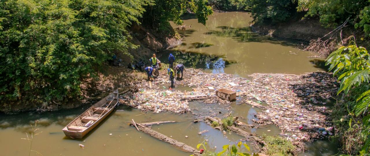 Prefeitura retira mais de 160 toneladas de resíduos dos igarapés Batista e São Francisco em 23 dias de ação