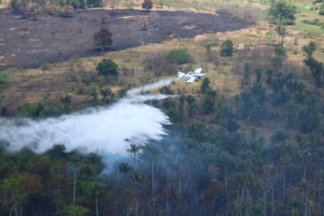 Aeronaves lançam 3,2 milhões de litros de água em duas semanas para combater incêndios no Amazonas