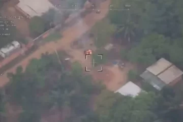 Drone flagra suspeitos provocando incêndio em área de vegetação próxima a casas no Amazonas