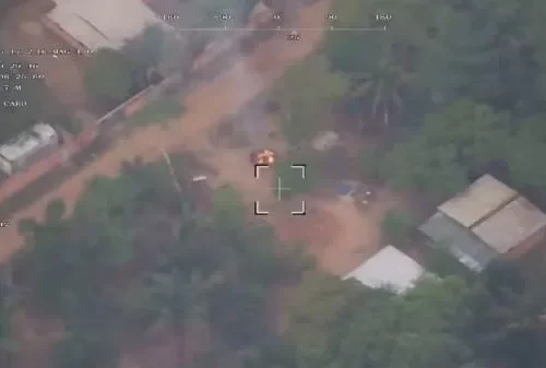 Drone flagra suspeitos provocando incêndio em área de vegetação próxima a casas no Amazonas