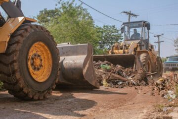 Prefeitura de Rio Branco retira 18 toneladas de lixo de área de descarte irregular no bairro Adalberto Aragão