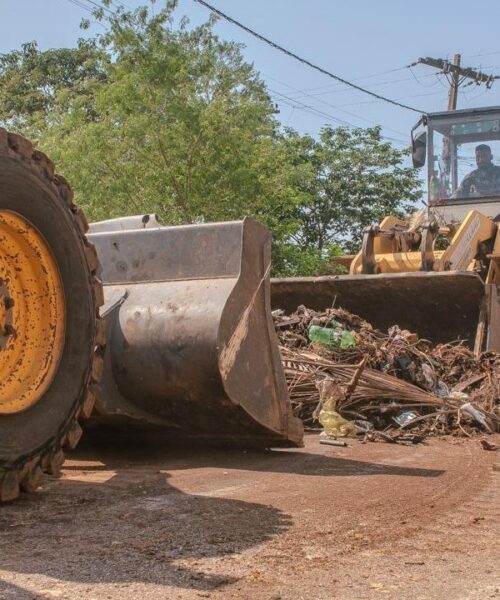 Prefeitura de Rio Branco retira 18 toneladas de lixo de área de descarte irregular no bairro Adalberto Aragão